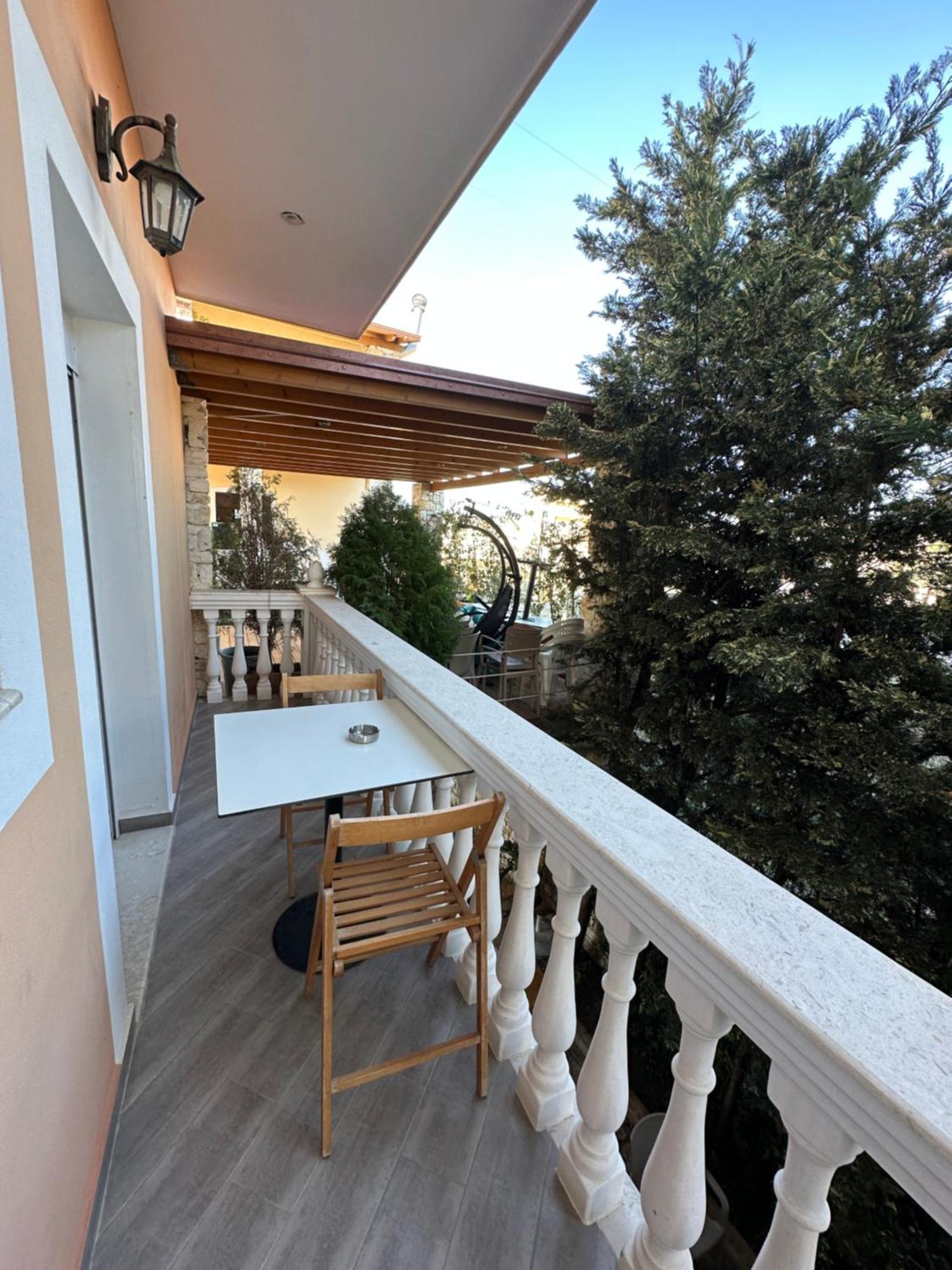Arial * Vlorë